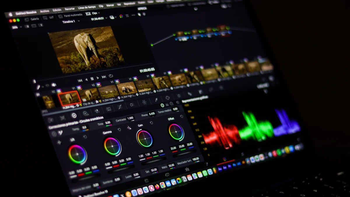 Formes d'onde audio affichées dans un logiciel de montage, base du travail sur la voix IA