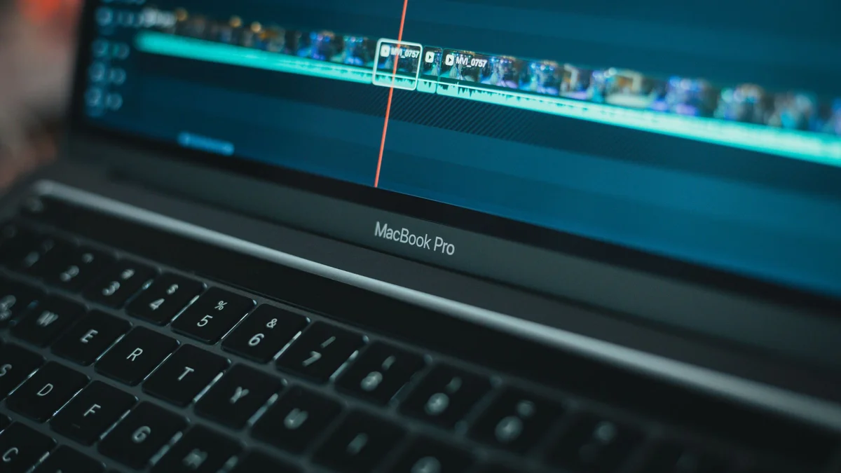 Ordinateur portable affichant une timeline de montage vidéo