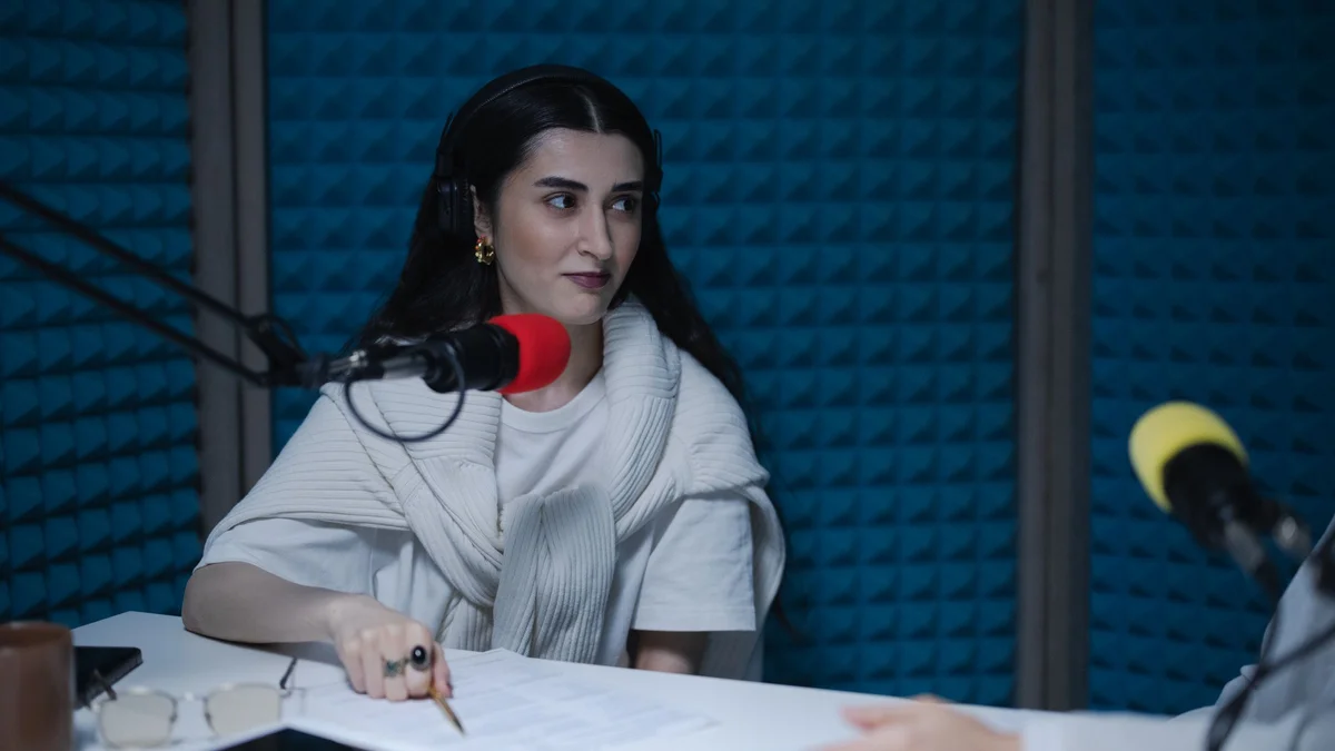 Femme enregistrant un podcast en studio avec micro et casque