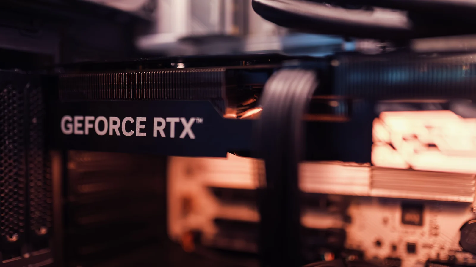 Carte graphique GeForce RTX installée dans un PC, matériel nécessaire pour faire tourner Wan 2.2 en local